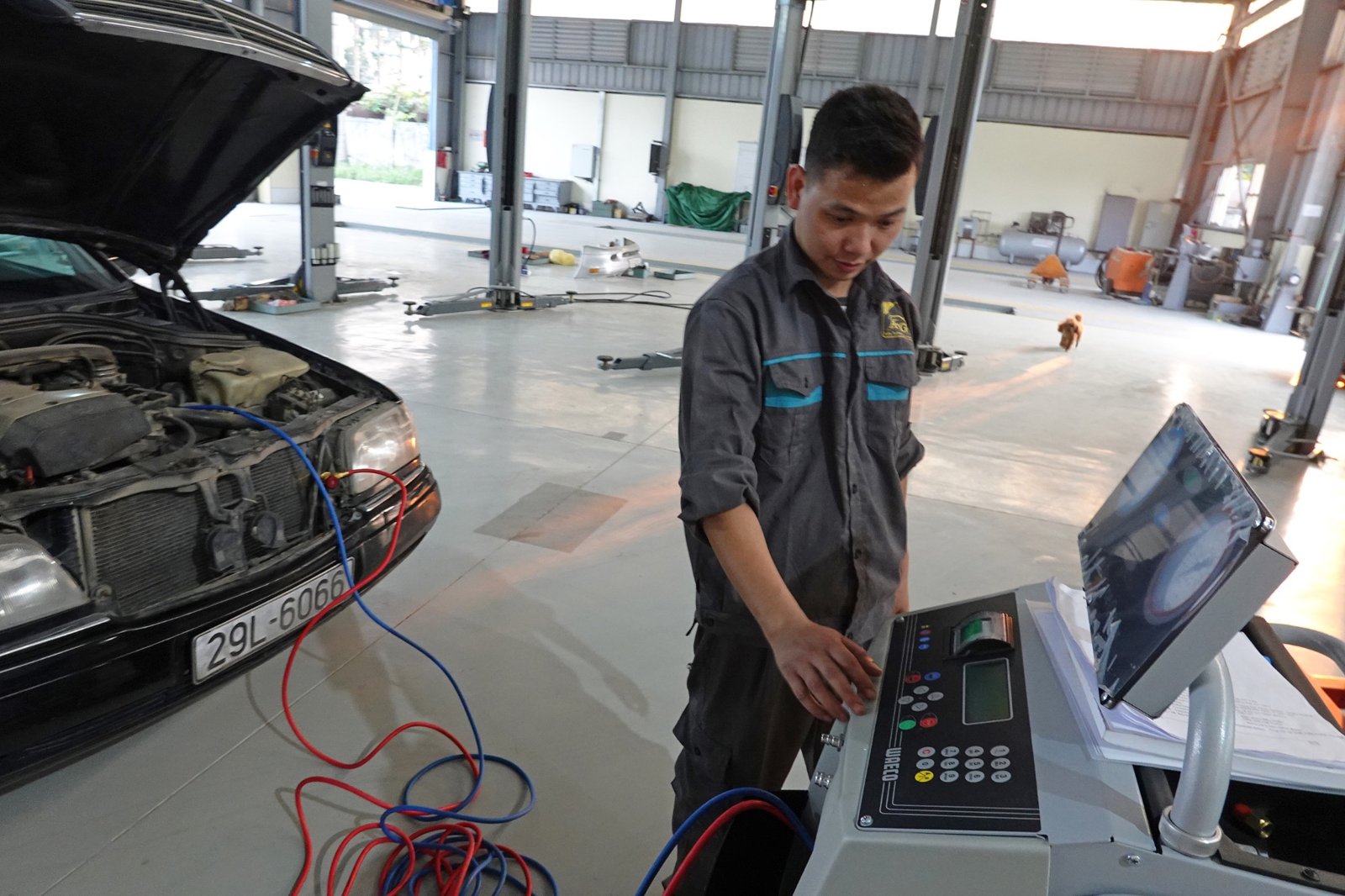 Vệ sinh, thay ga điều hoà xe với thiết bị bảo dưỡng điều hoà tự động WAECO ASC 3000G (Germany)