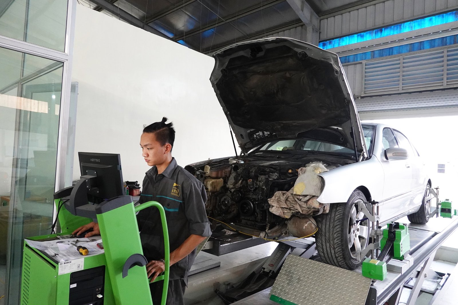 Chỉnh xe Mercedes S500 tai nạn với Thiết bị Đo căn chỉnh Hệ thống thước lái BOSCH FWA-4455 CCD (Germany)