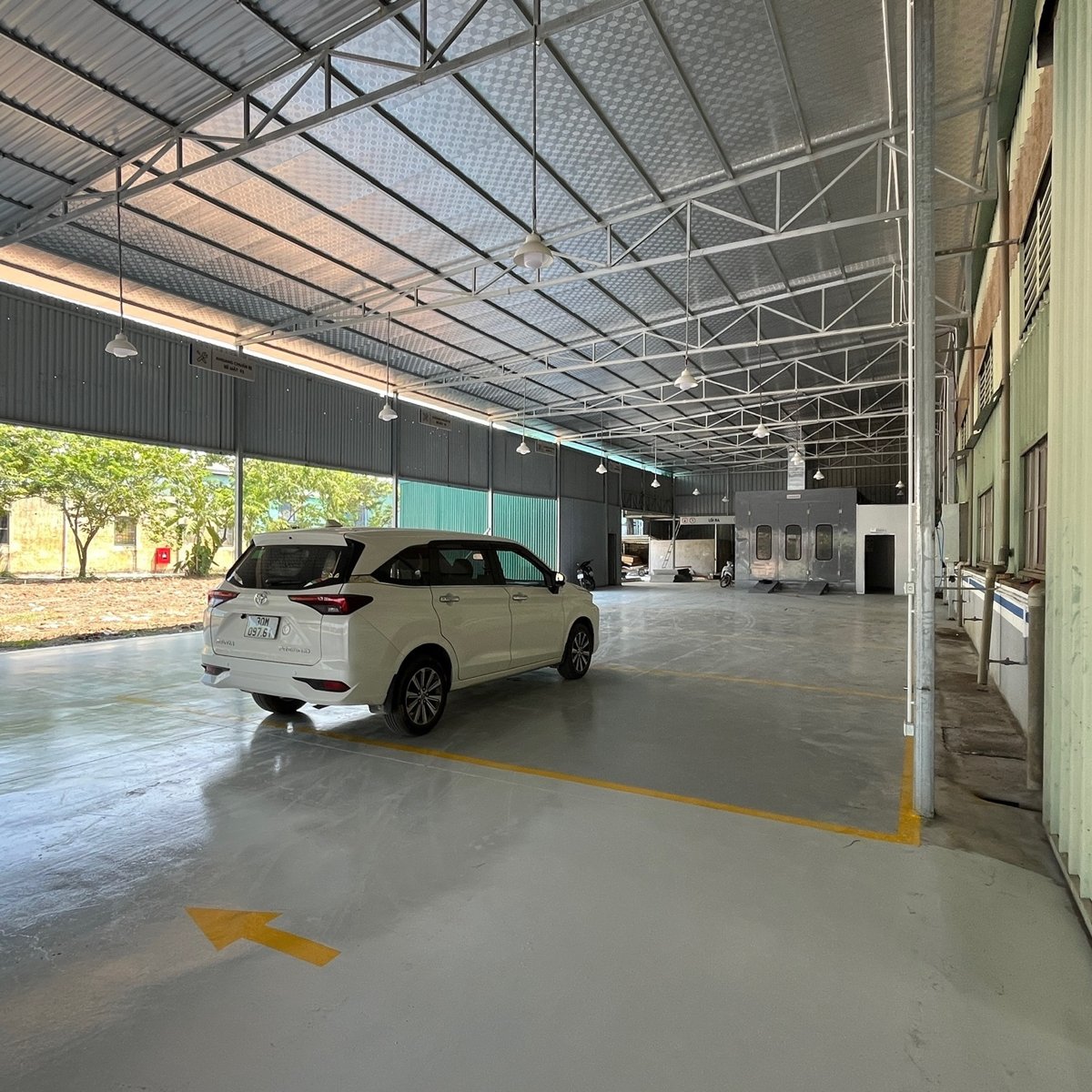 Khuôn viên Bộ phận Sửa chữa xe tai nạn (Gò Đồng Sơn)
