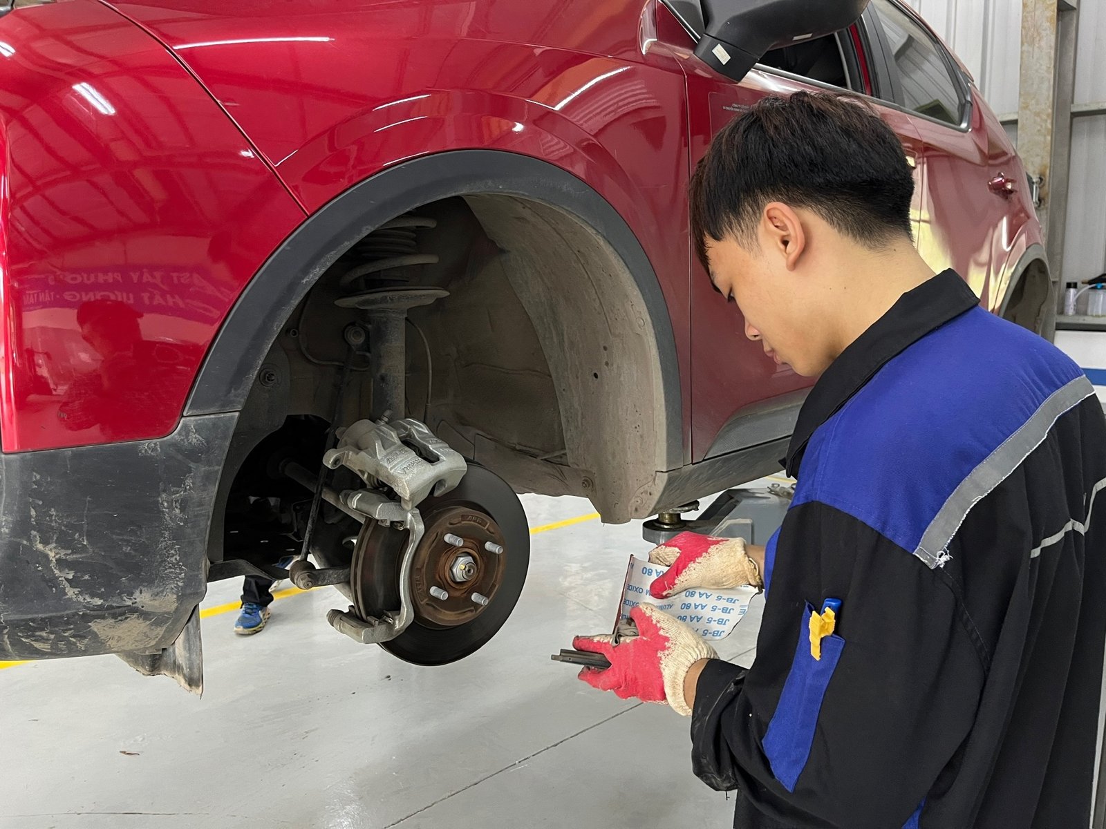 Kỹ thuật viên làm việc trên xe