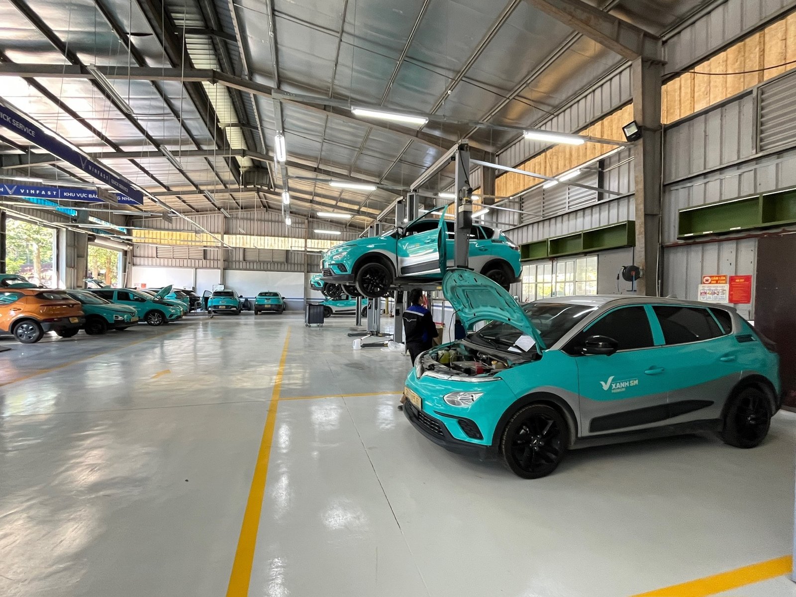 Không gian sửa chữa ô tô ATG với các xe trên cầu nâng